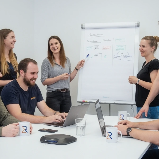 Team bei der Projektplanung am Flipchart